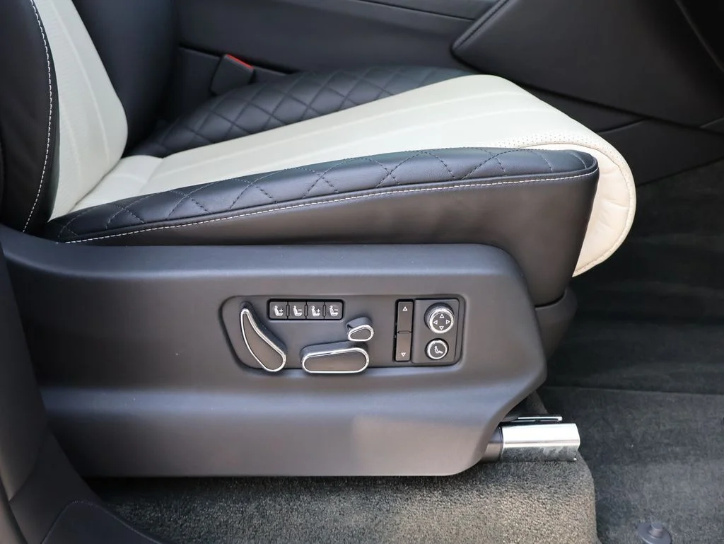 Used 2018 Glacier White Bentley W12 image 11