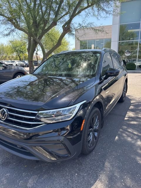 Used 2024 Deep Black Volkswagen SE image 3