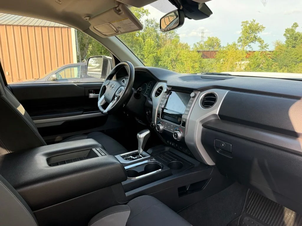 Used 2020 White Toyota SR5 image 7