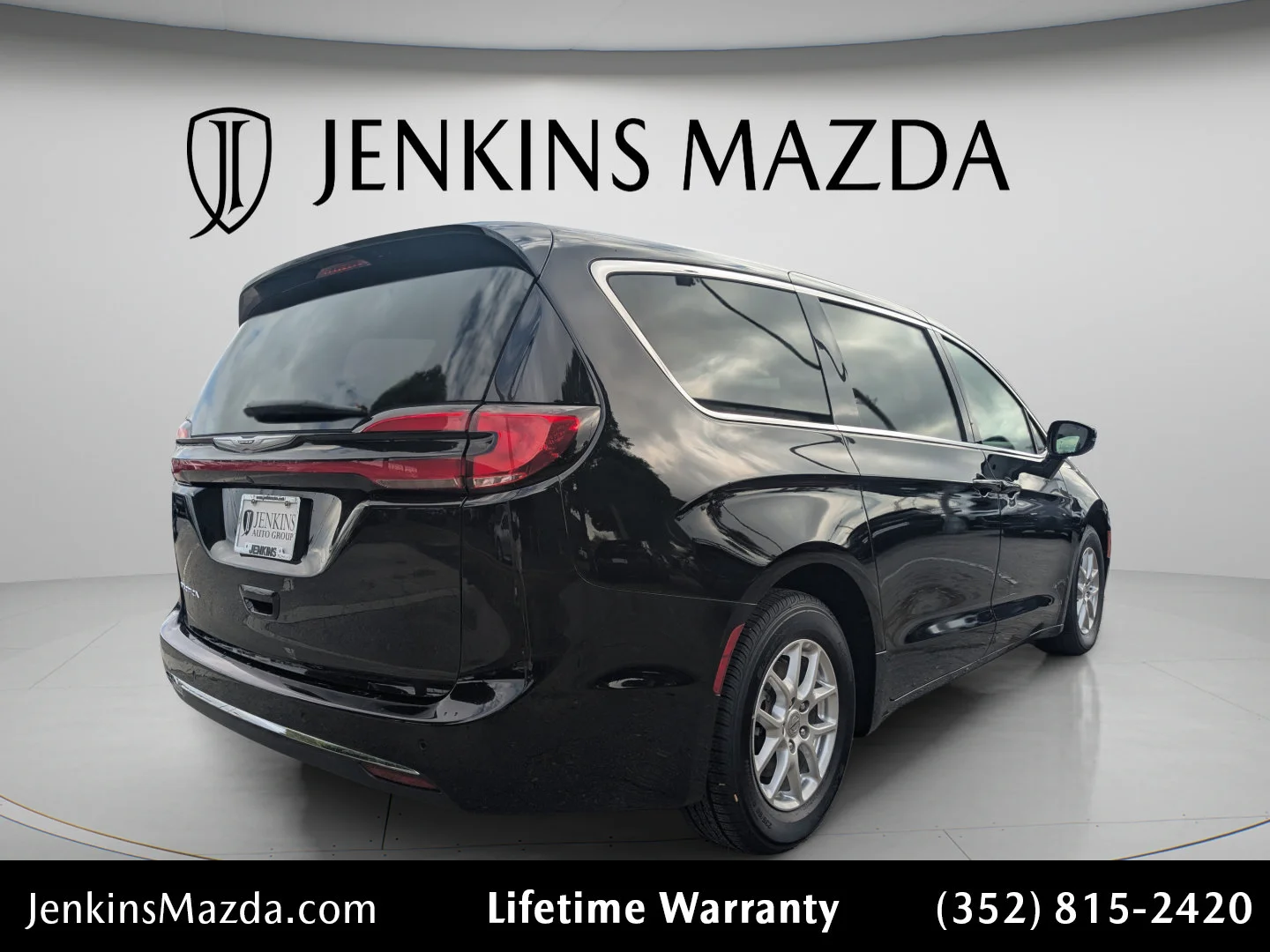Used 2024 Diamond Black Crystal Pearlcoat Chrysler Touring L image 7