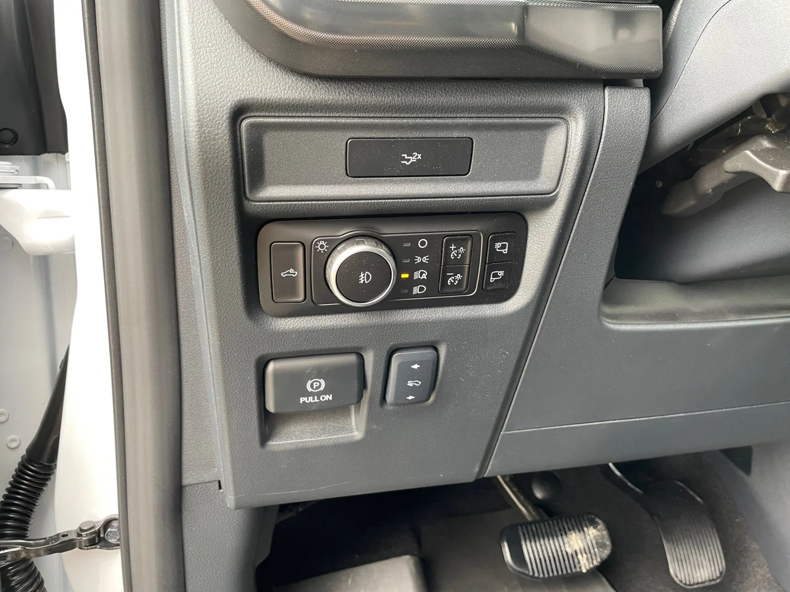 New 2026 Oxford White Ford Tremor image 16