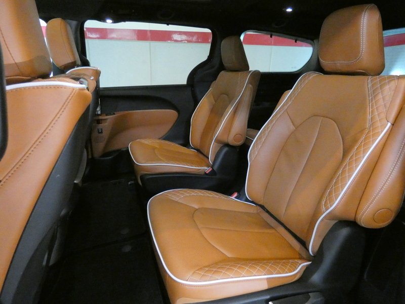 Used 2024 RED Chrysler Pinnacle FWD image 30