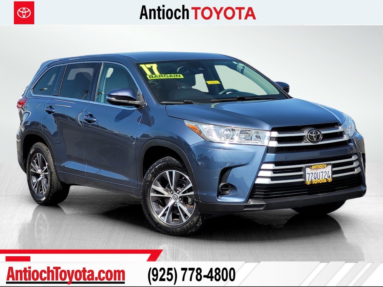Used 2017  Toyota LE image 1