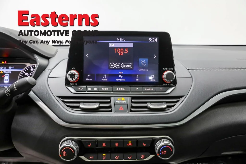 Used 2022 White Nissan 2.5 SV image 12
