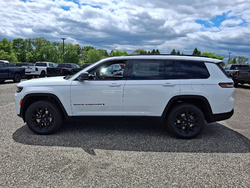 New 2026 Bright White Clear-Coat Exterior Paint Jeep Laredo Altitude image 5