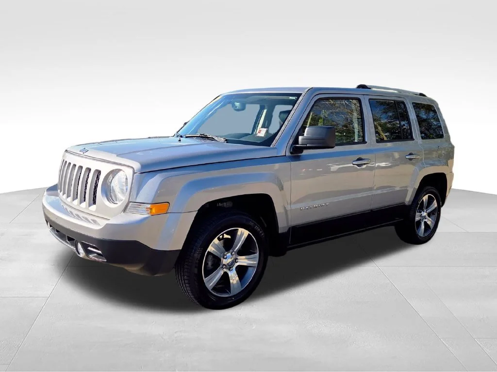 Used 2016 Silver Jeep High Altitude image 3