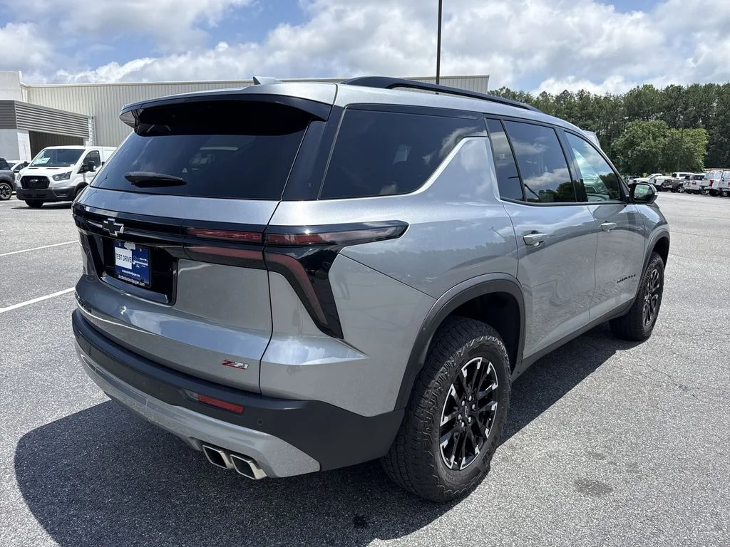 Used 2025 Gray Chevrolet Z71 image 7