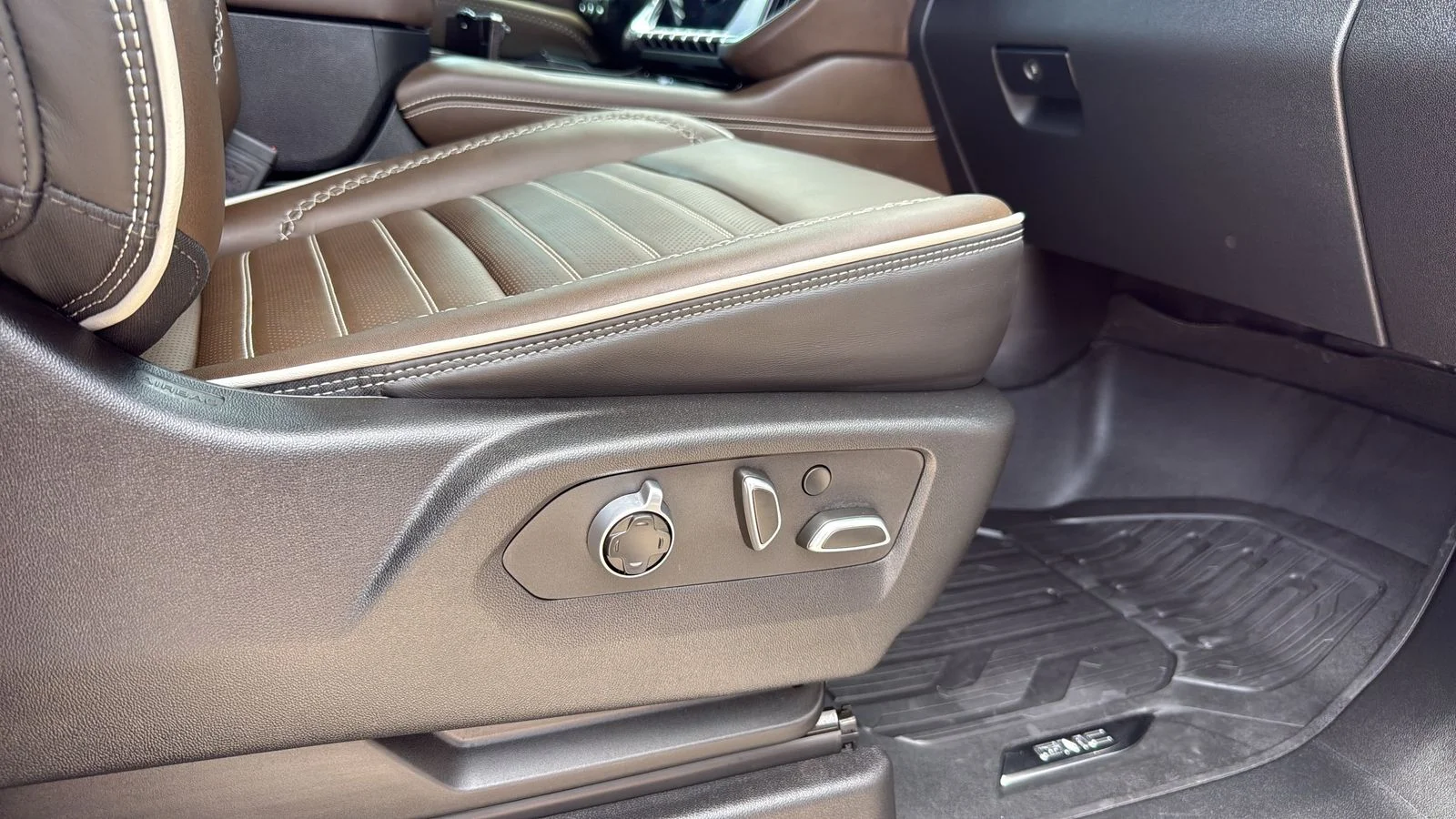 Certified Used 2025 White GMC Denali Ultimate image 25