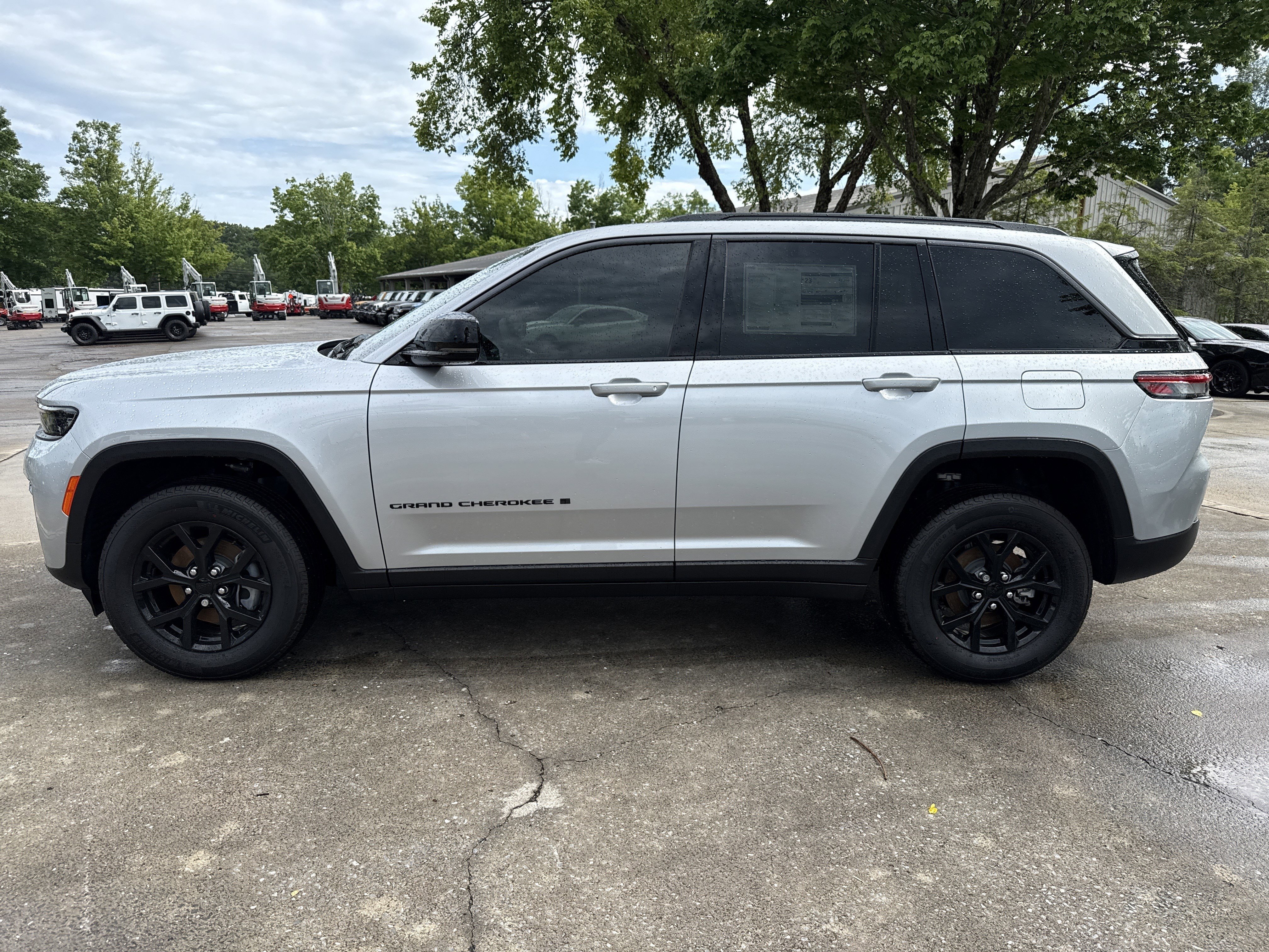 New 2026 Silver Zynith Jeep Laredo Altitude image 4