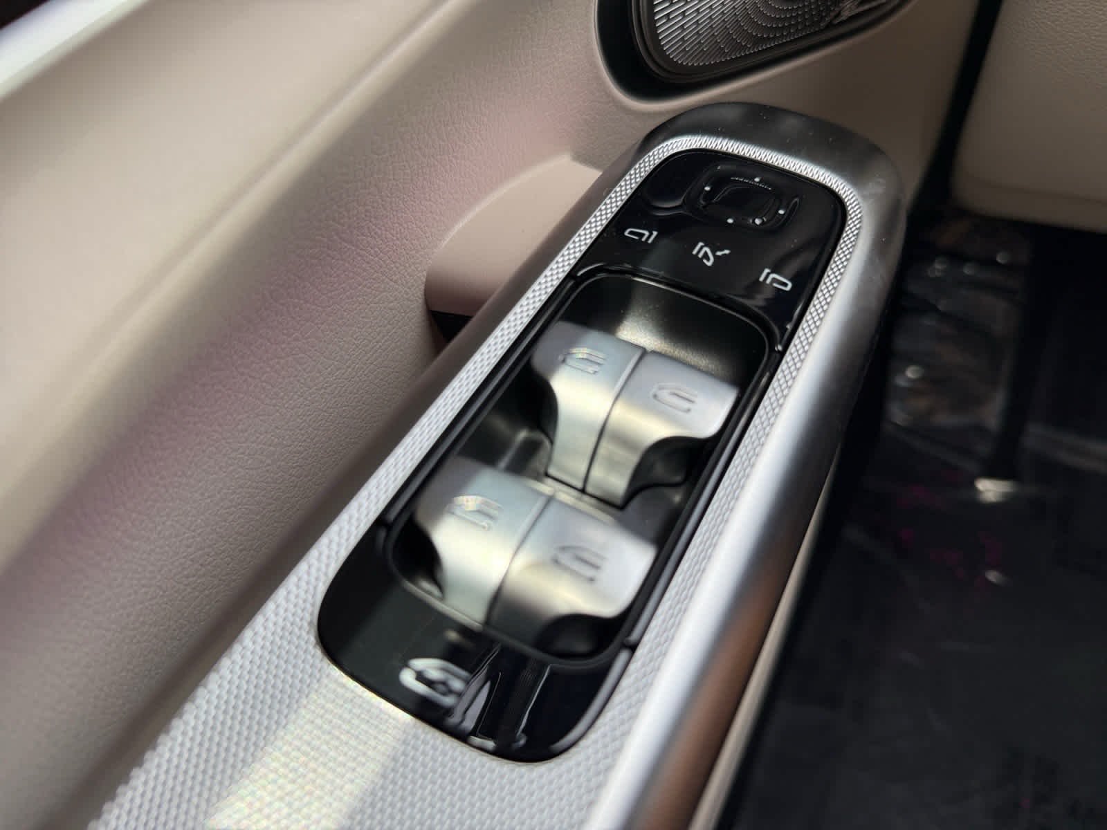 New 2026 Graphite Grey Metallic Mercedes-Benz GLC 300 image 26