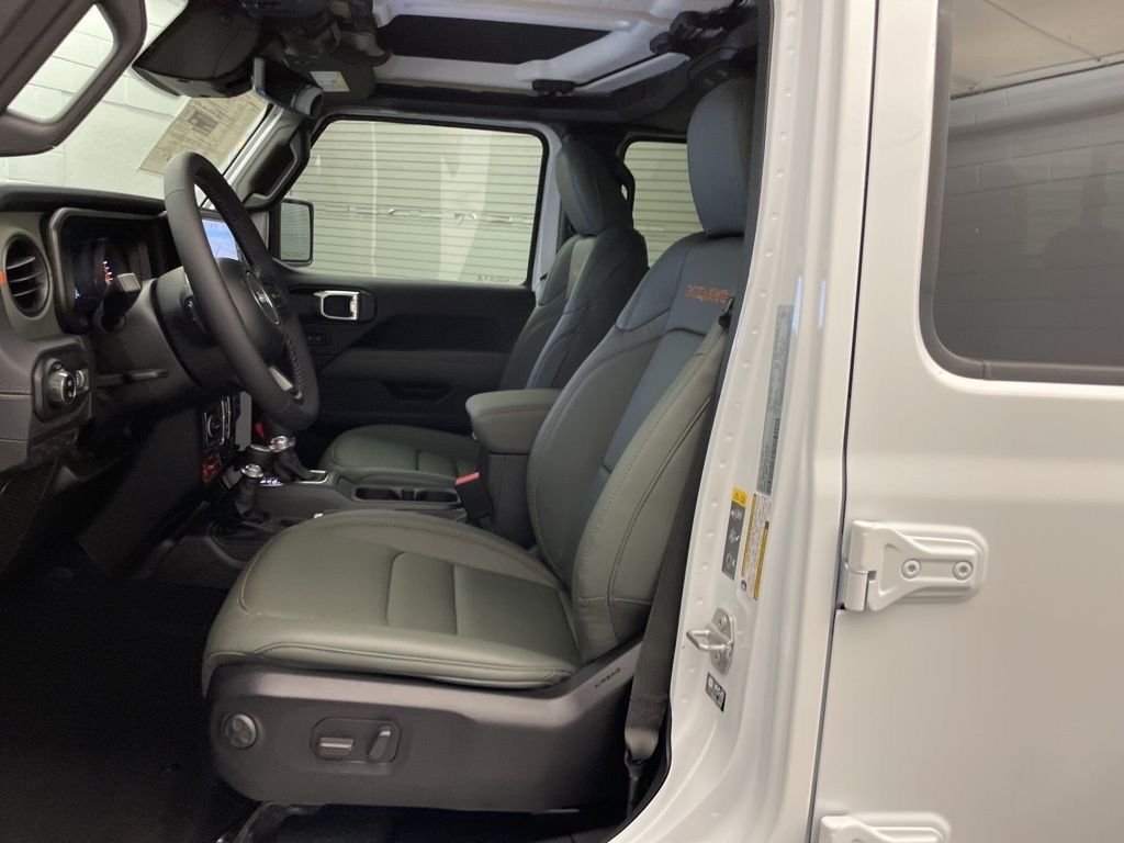 New 2026 Bright White Clear-Coat Exterior Paint Jeep Mojave X image 16