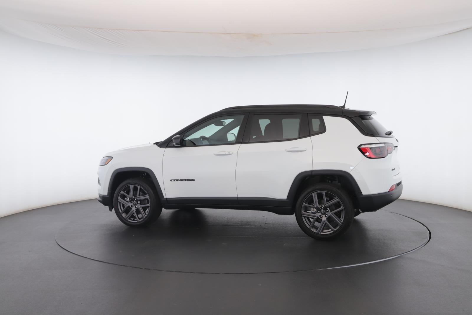 New 2026 Bright White Clear-Coat Exterior Paint Jeep Limited Altitude 4x4 image 20