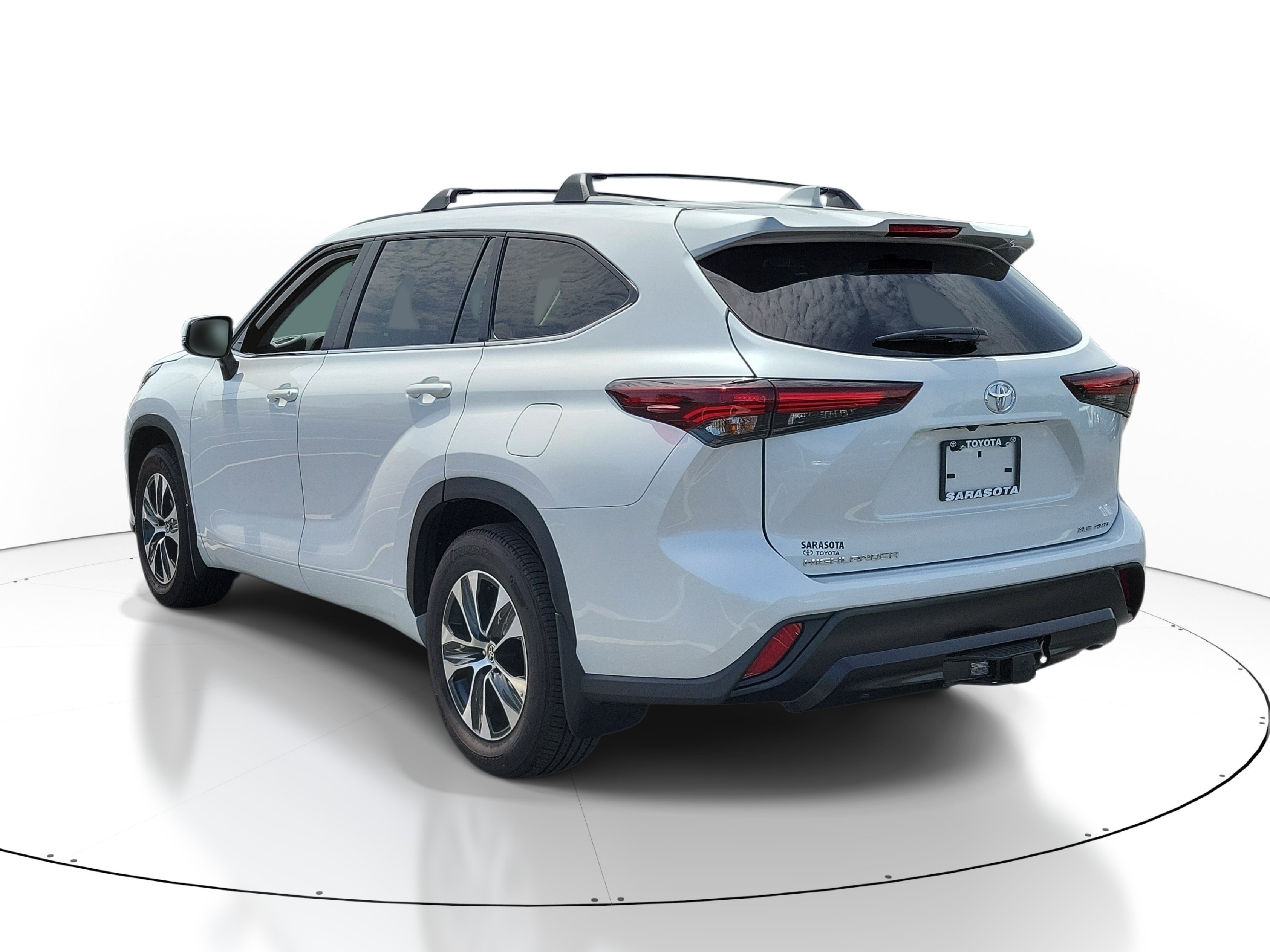 Used 2025 Pearl Toyota XLE image 3