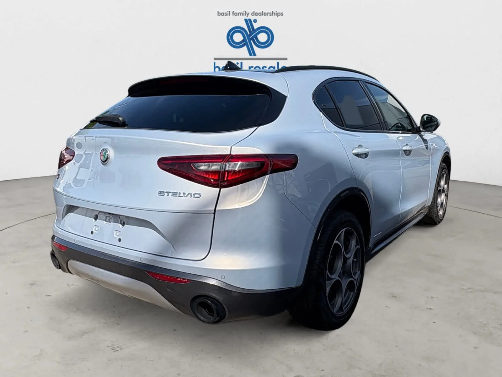Used 2022 Moonlight Gray Metallic Alfa Romeo Ti image 7