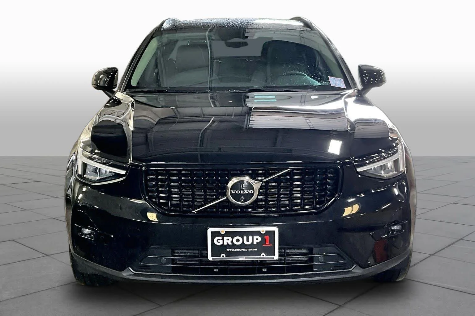 Used 2024 Onyx Black Metallic Volvo Plus Dark Theme image 4