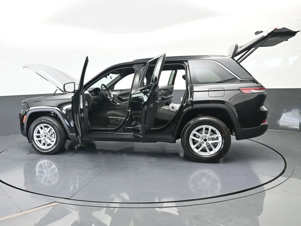 New 2026 Diamond Black Crystal Pearl-Coat Exterior Paint Jeep Laredo X image 71
