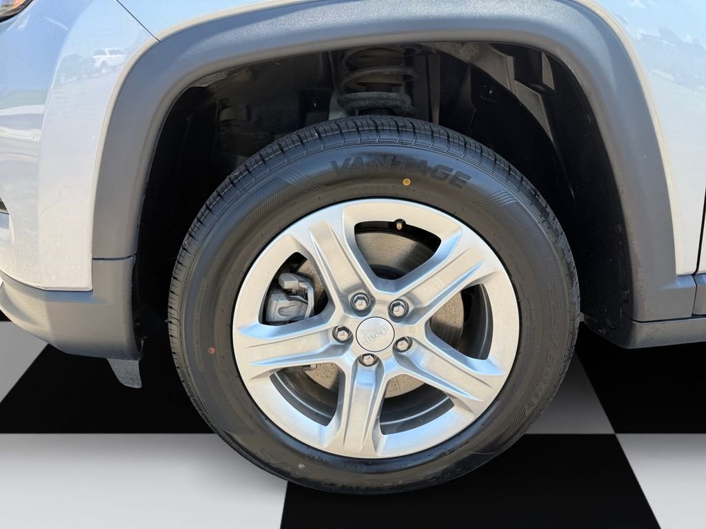 Used 2024  Jeep Latitude image 14