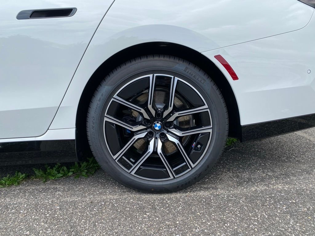 2026 BMW 7 Series 750e - Photo 6