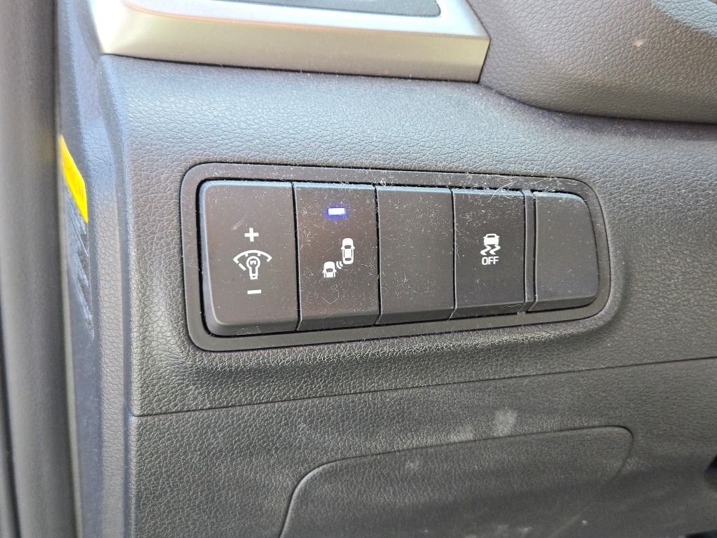 Used 2017 Black Hyundai SE Plus image 23