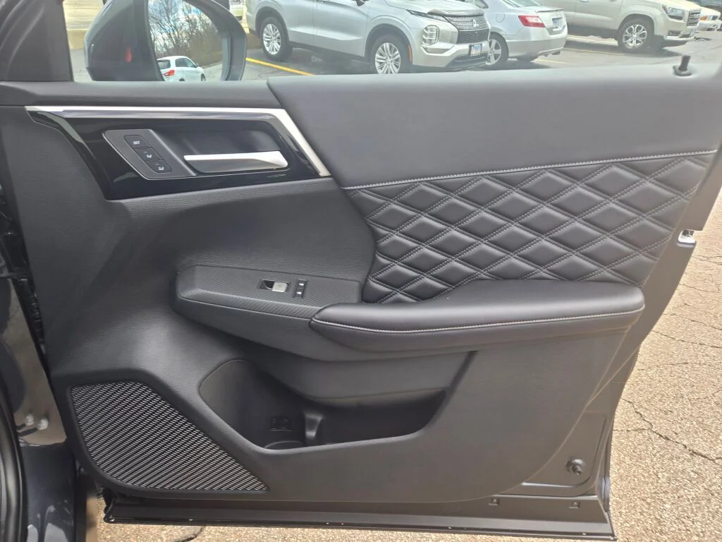 2025 Mitsubishi Outlander Plug-in Hybrid SEL - Photo 7