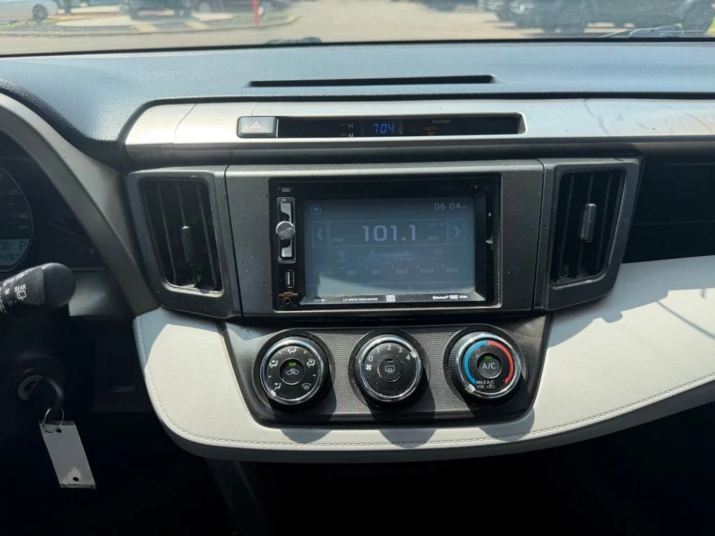 Used 2015 Gray Toyota LE image 16