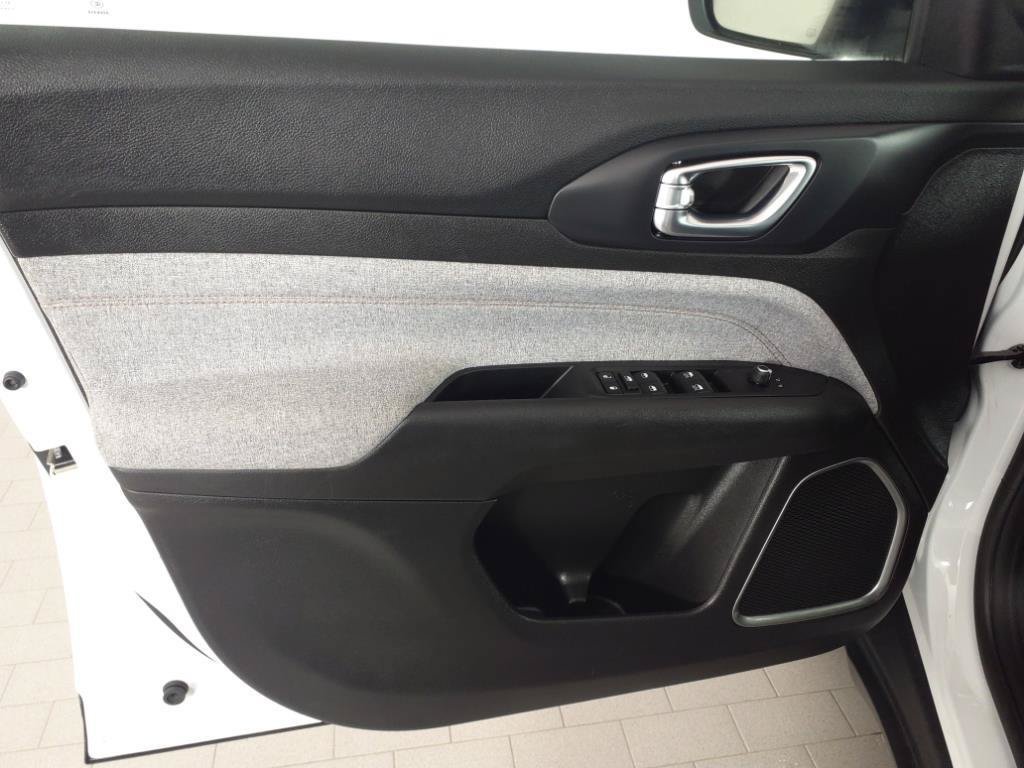 Used 2022 White Jeep Latitude Lux image 9