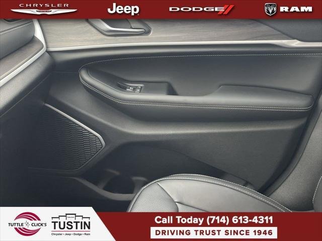 New 2026 Diamond Black Crystal Pearl-Coat Exterior Paint Jeep Limited image 21