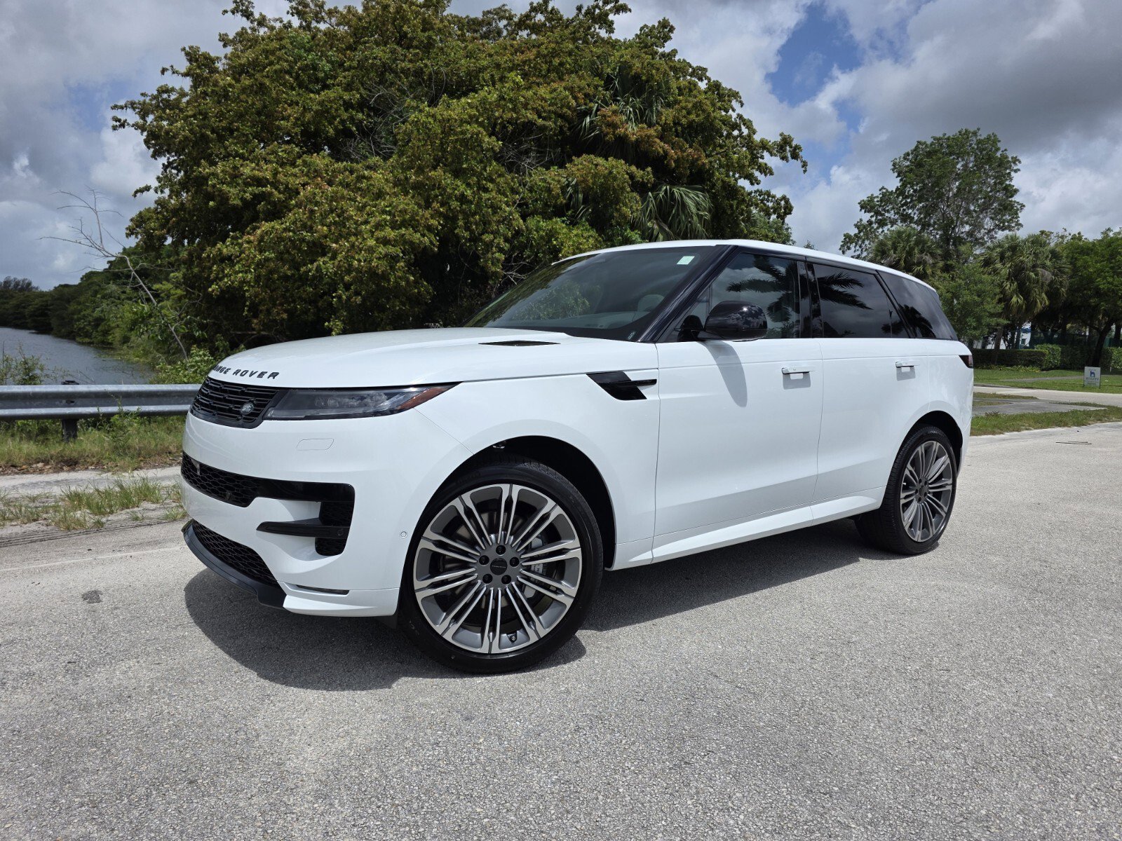 New 2026 Fuji White Land Rover P400 Dynamic SE image 1