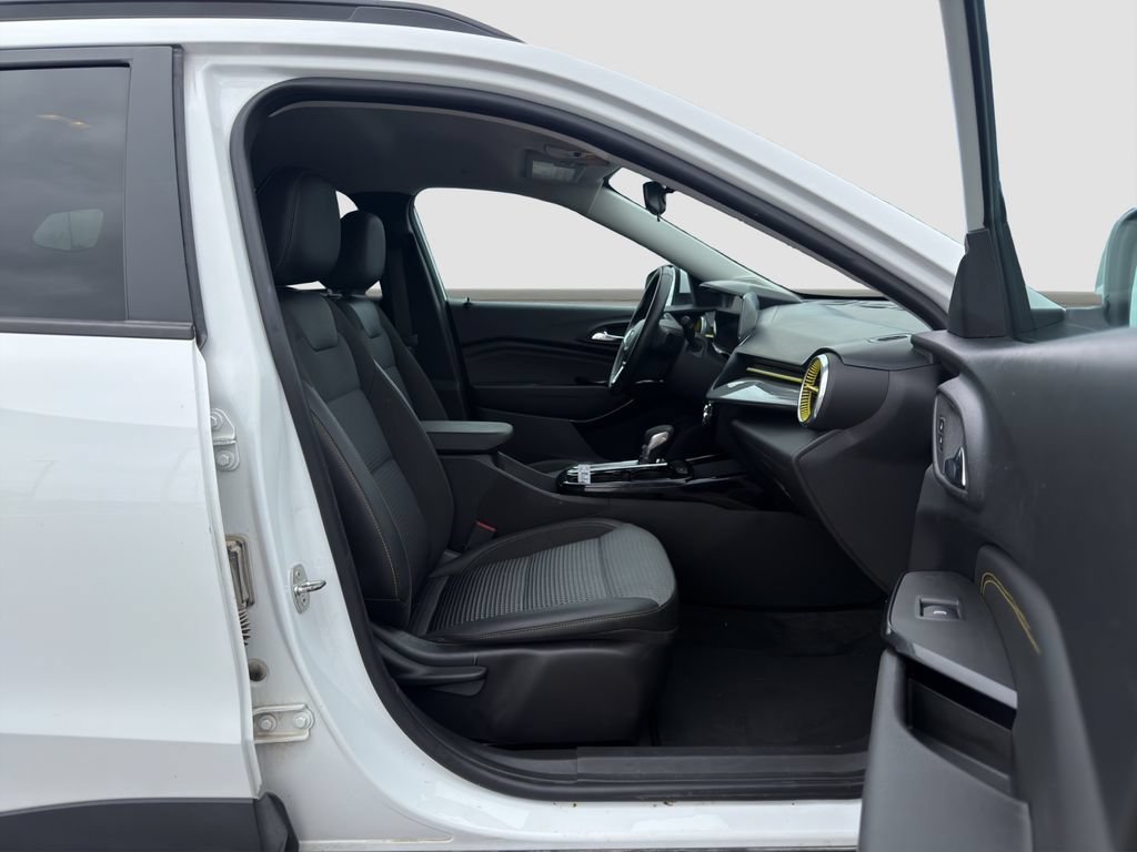 Used 2024 Summit White Chevrolet LT image 17