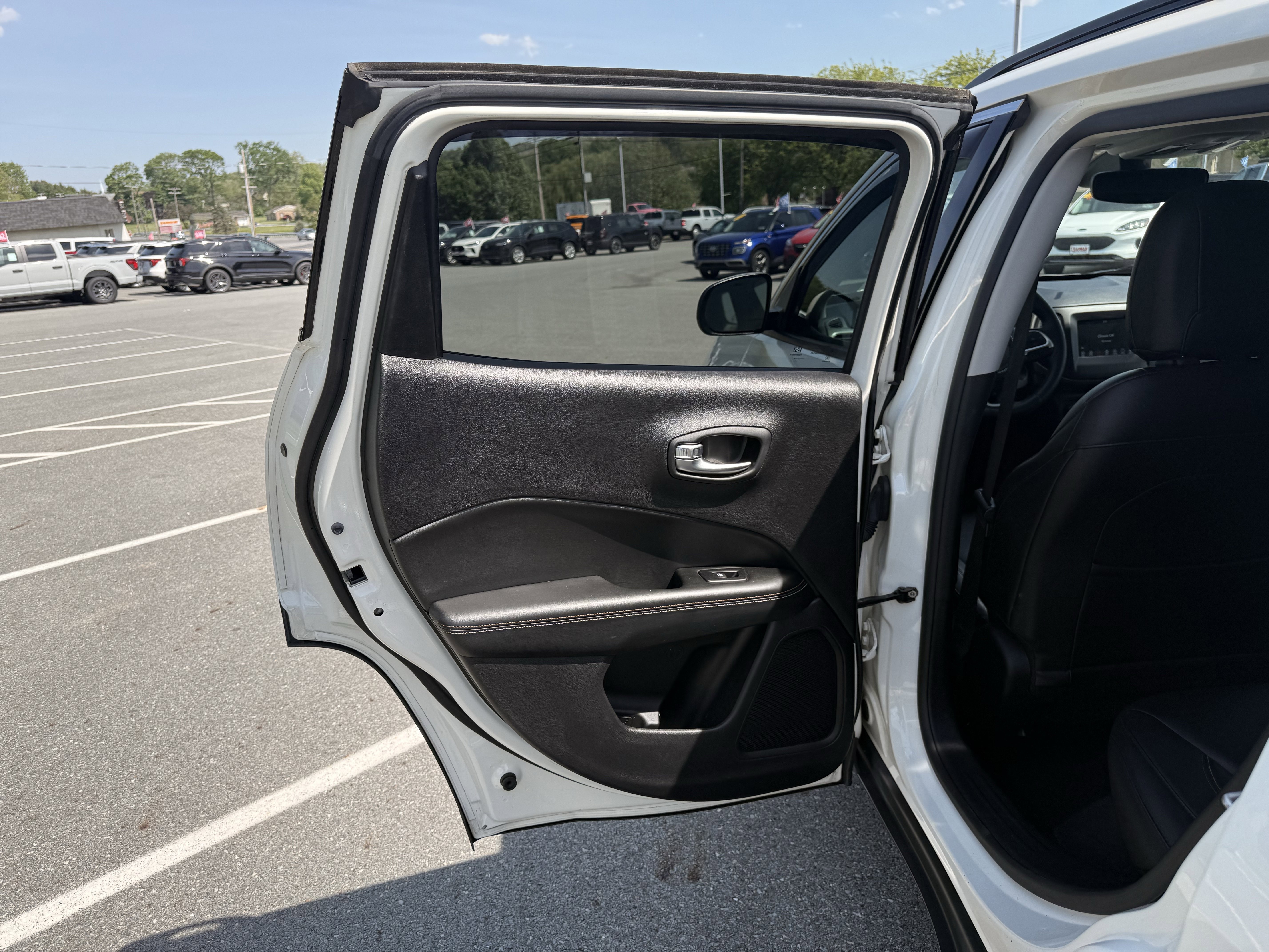 Used 2018 White Clearcoat Jeep Latitude image 27