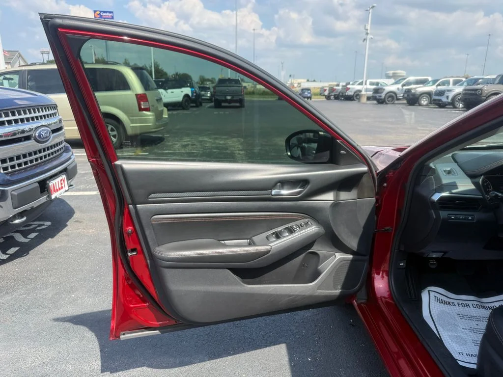 Used 2020 Red Nissan 2.5 SR image 17
