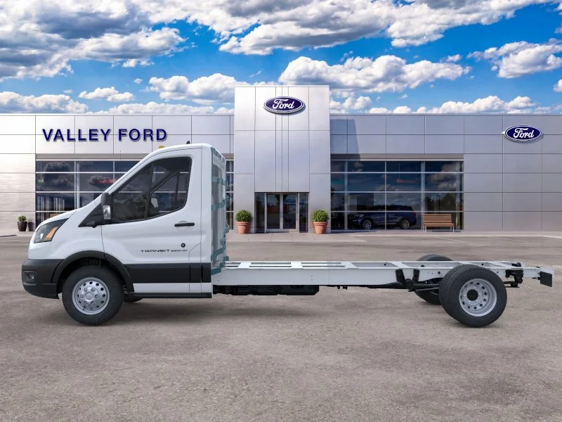 New 2026 Oxford White Ford Cutaway image 4