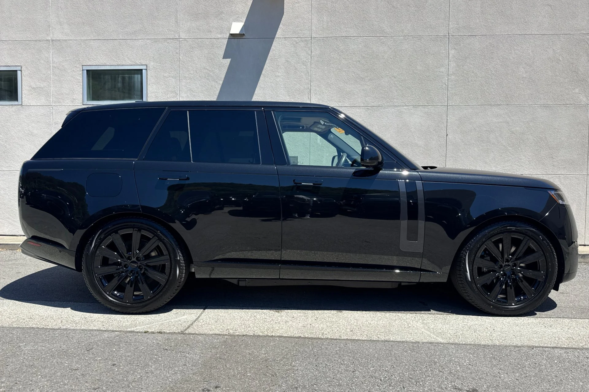 New 2026 Santorini Black Land Rover SE image 8