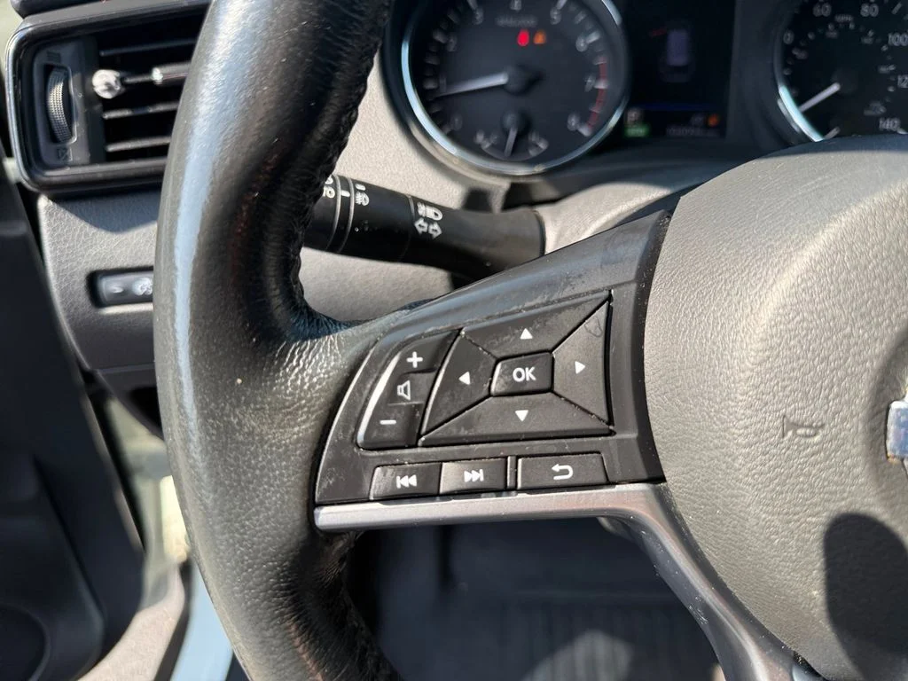 Used 2018 White Nissan SL image 32