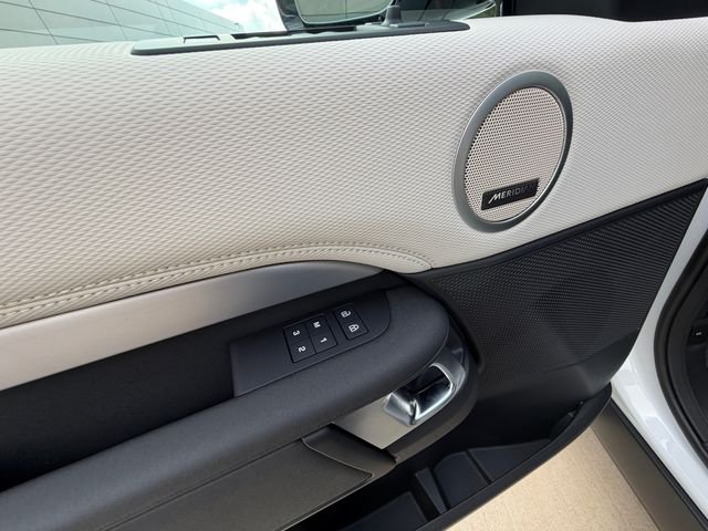 New 2026 Fuji White Land Rover Gemini Edition image 11