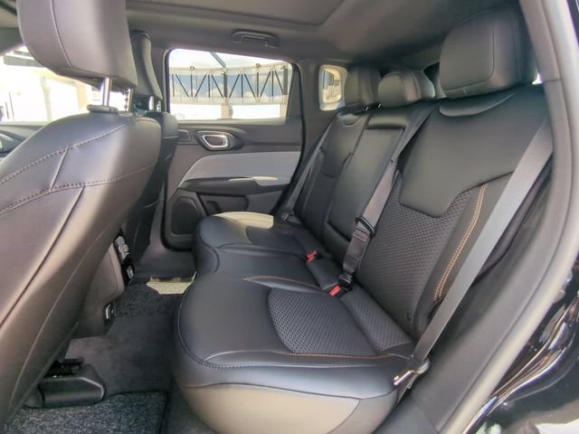New 2026 Diamond Black Crystal Pearl-Coat Exterior Paint Jeep  image 15