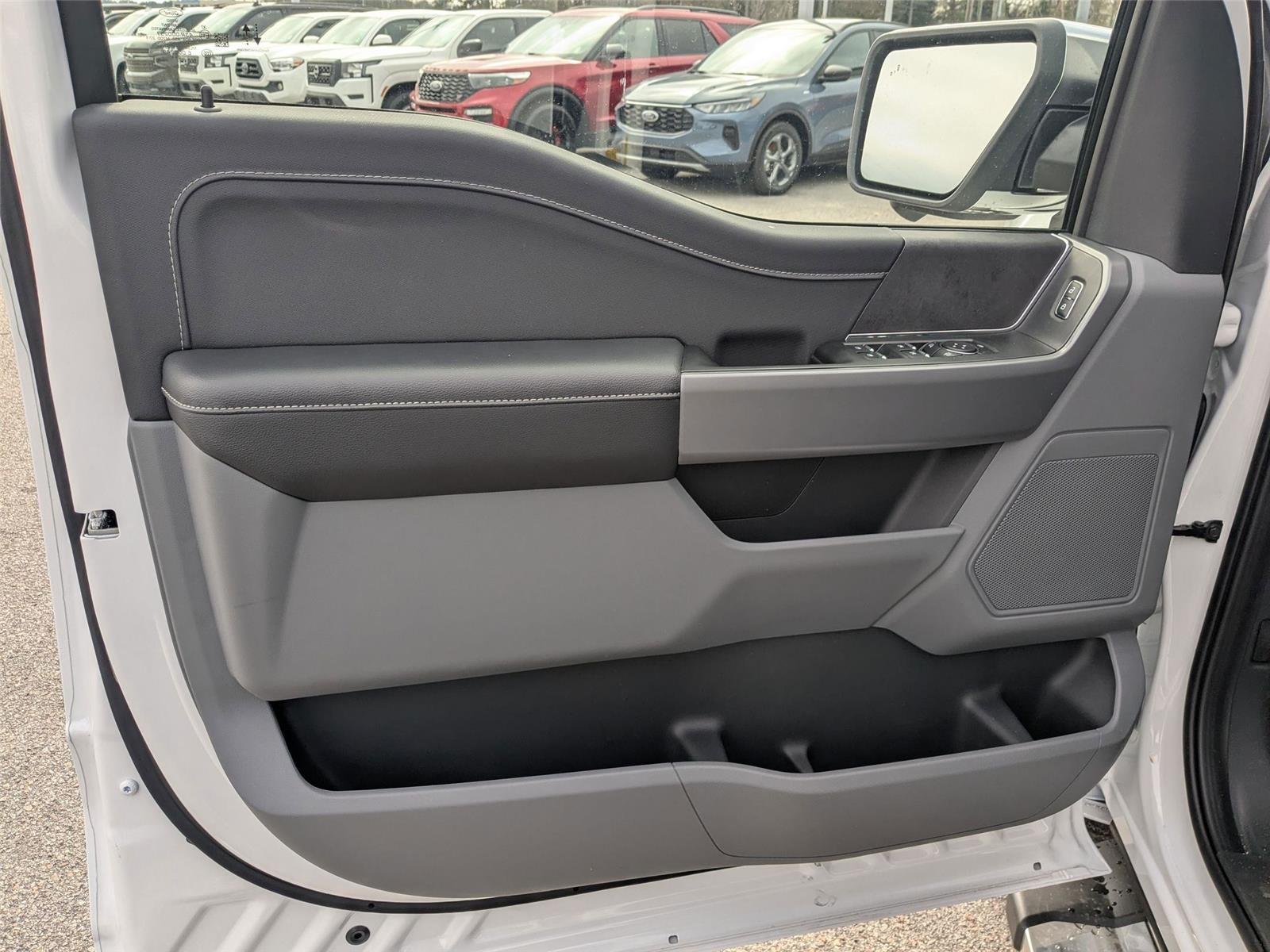 New 2025 Oxford White Ford XLT image 11
