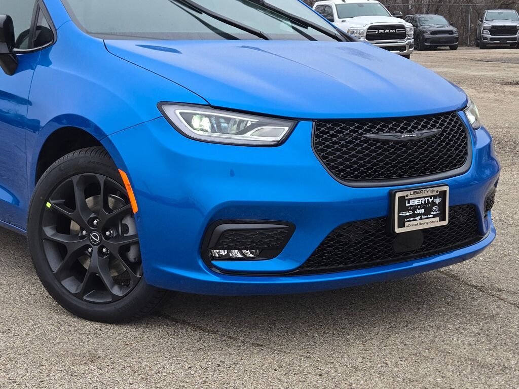 New 2026 Hydro Blue Pearl-Coat Exterior Paint Chrysler Select image 4