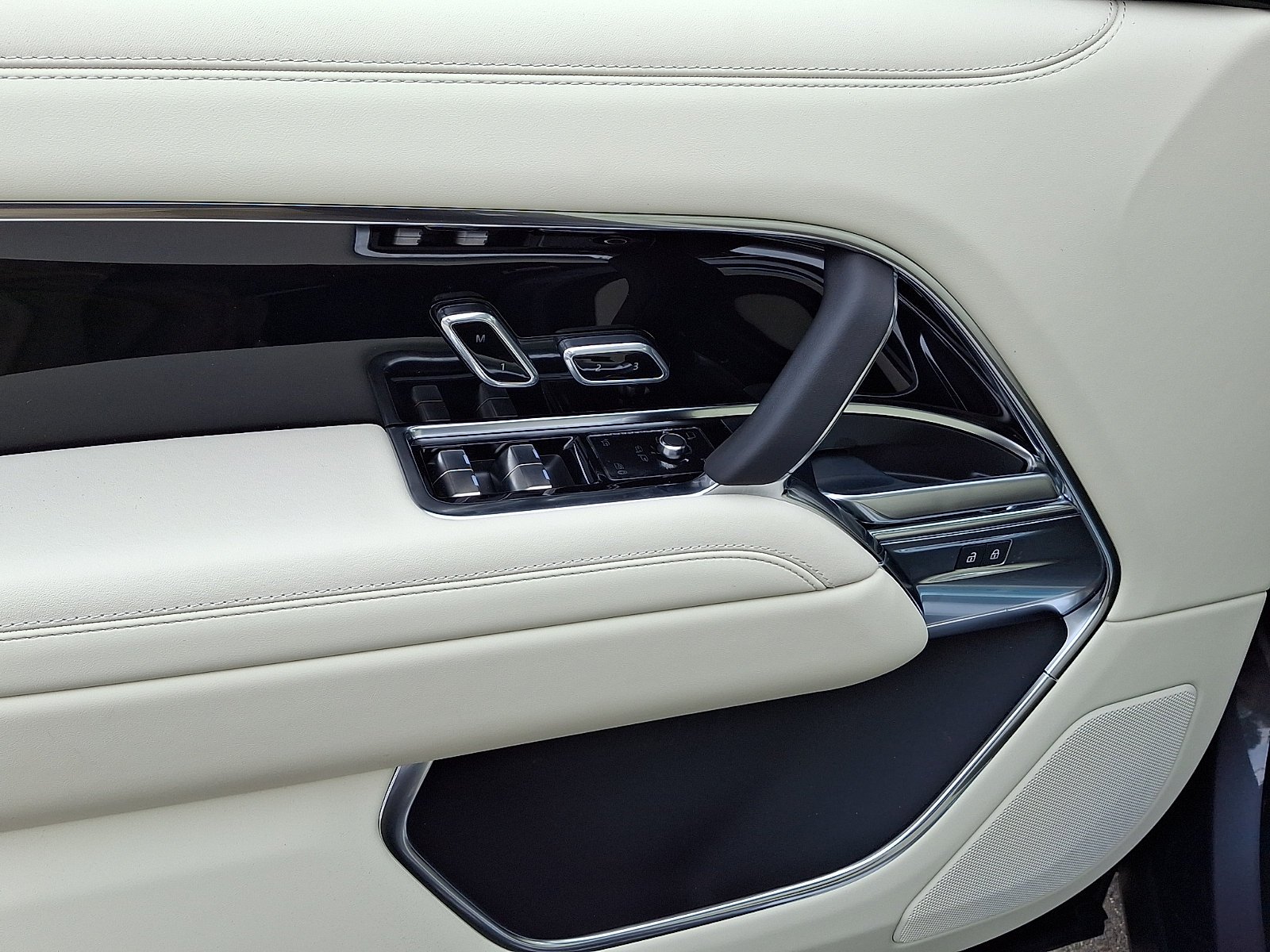 New 2026 Varesine Blue Land Rover SE image 9