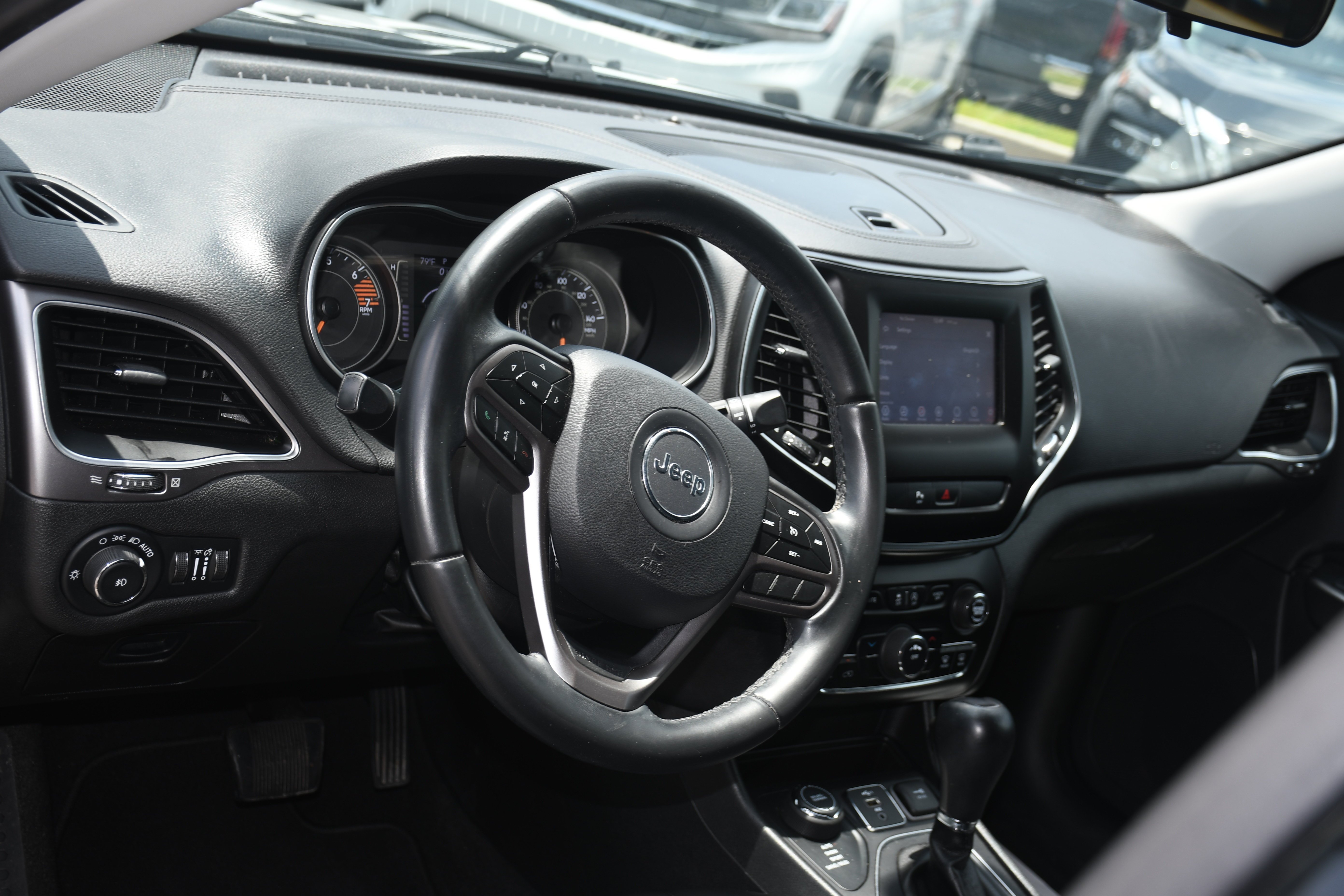 Used 2019 Black Jeep Latitude Plus image 8