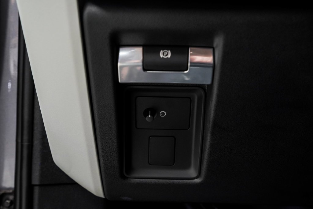 Used 2023 Gray Land Rover SE image 43