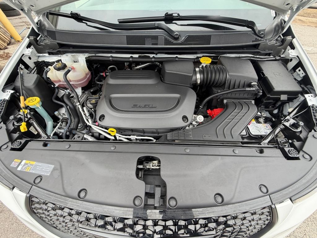 Used 2025 White Chrysler Limited image 20