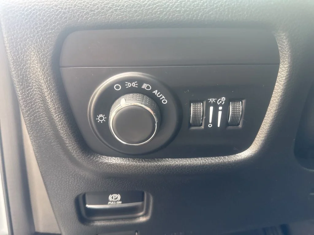 Used 2024 Silver Jeep Altitude image 17