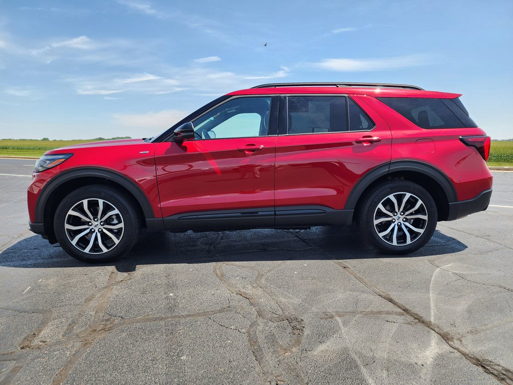 Used 2025 Rapid Red Metallic Tinted Clearcoat Ford ST-Line image 8