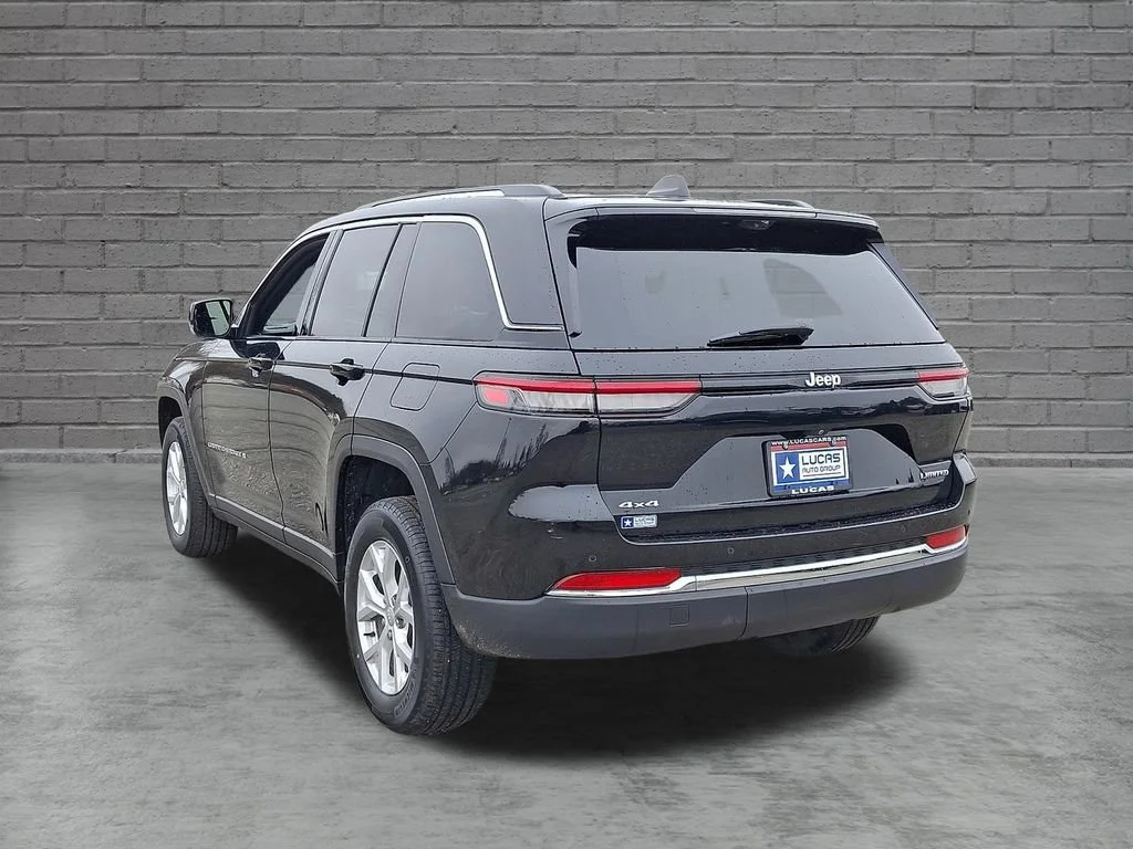 Used 2023 Diamond Black Crystal Pearlcoat Jeep Limited image 9