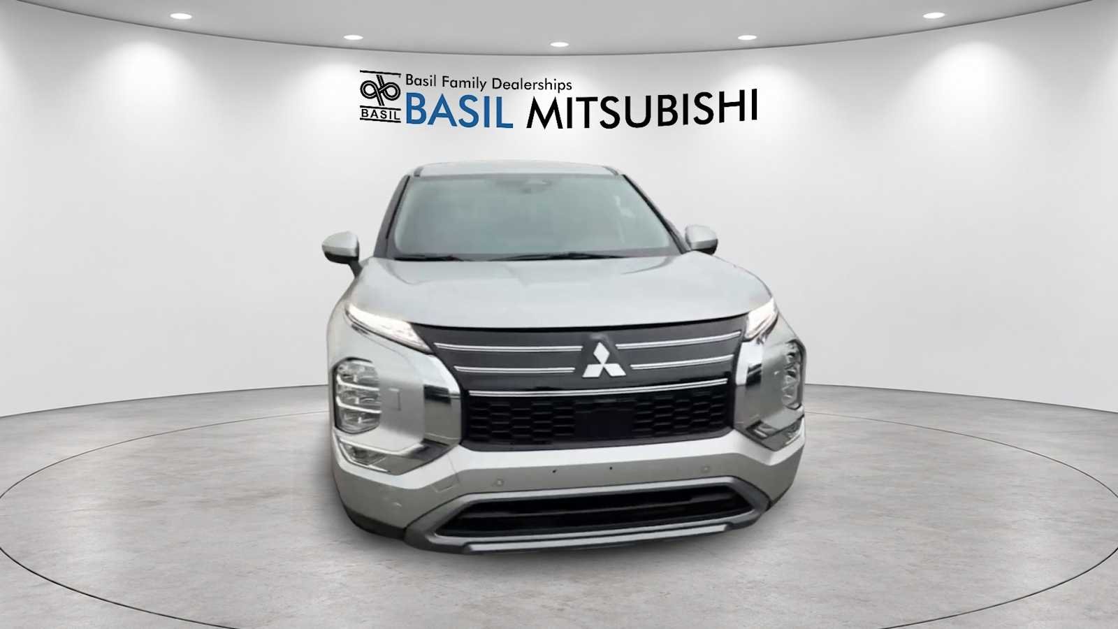 Used 2025 Alloy Silver Metallic Mitsubishi SE image 2