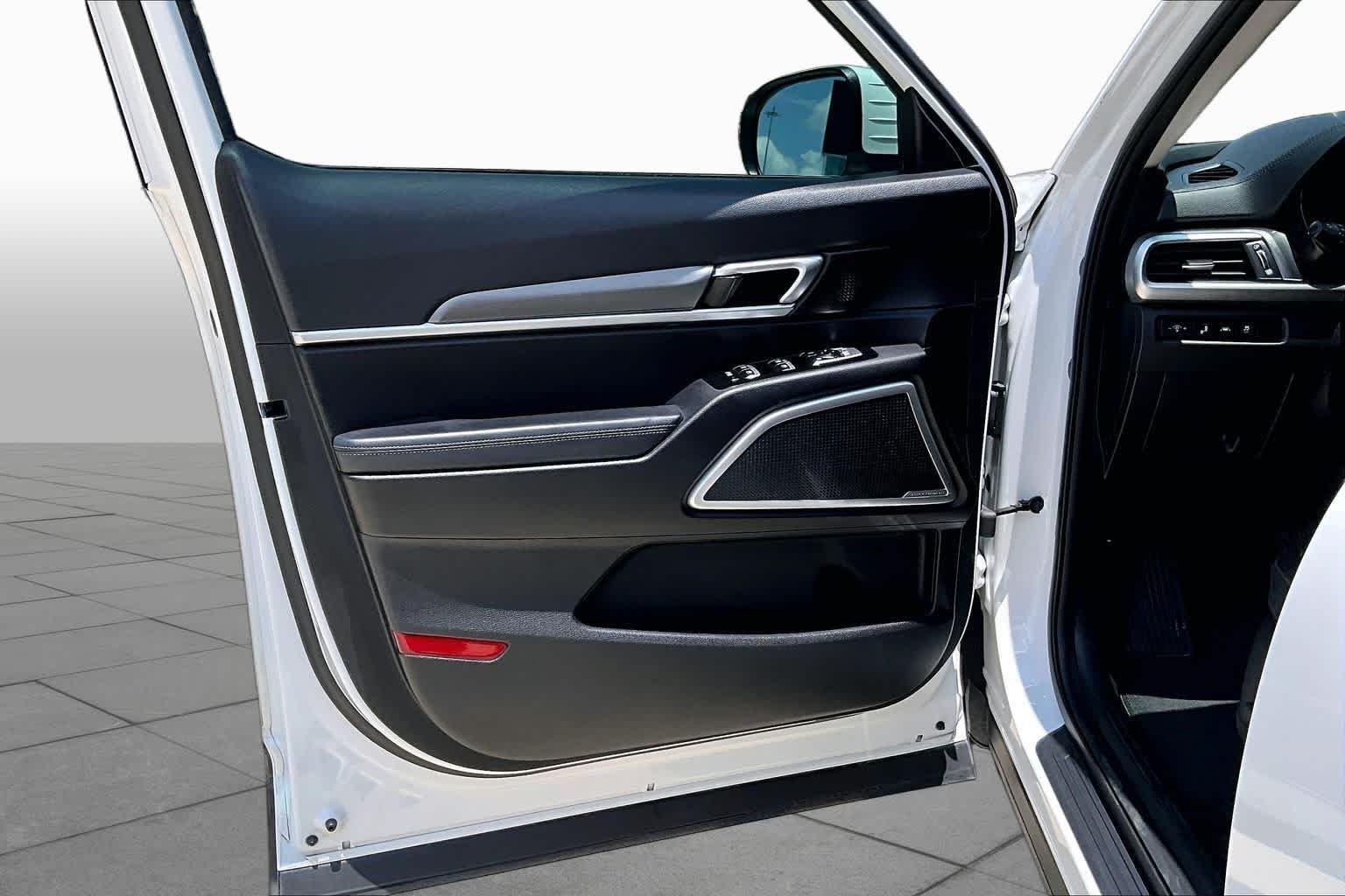 Used 2020 Snow White Pearl Kia S image 20