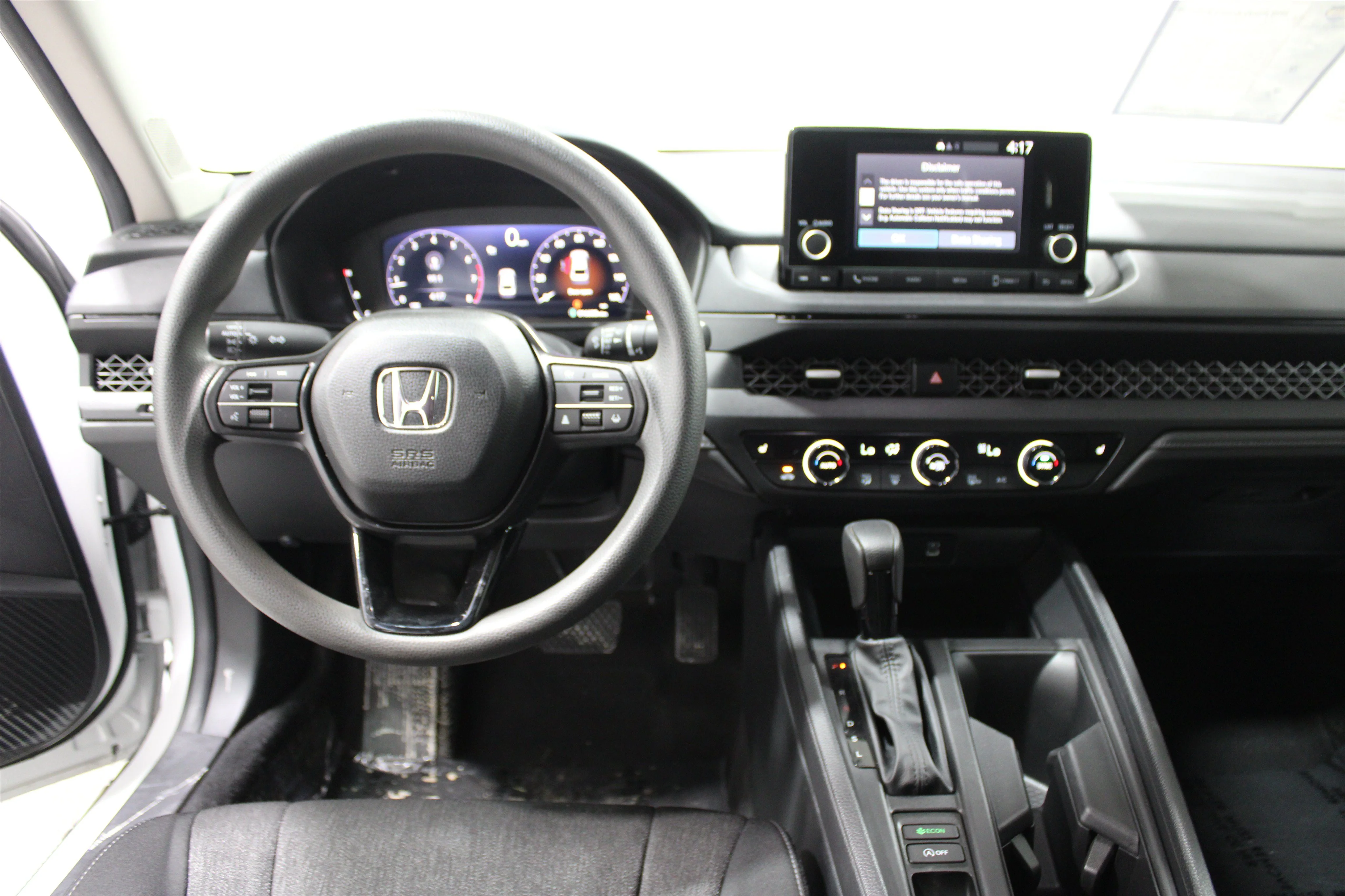 Used 2025 White Honda SE image 2