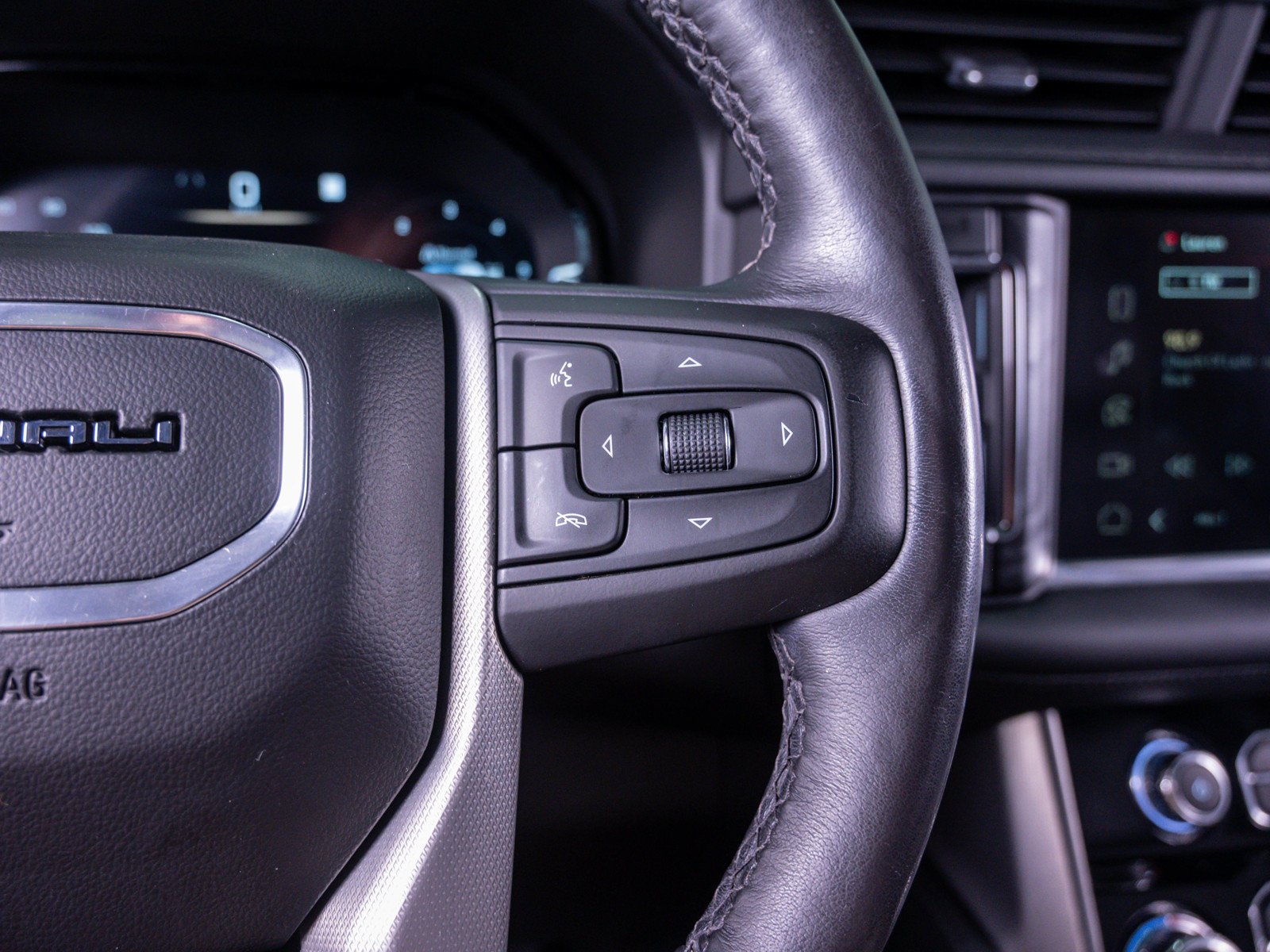 Used 2022 White Frost Tricoat GMC Denali image 24