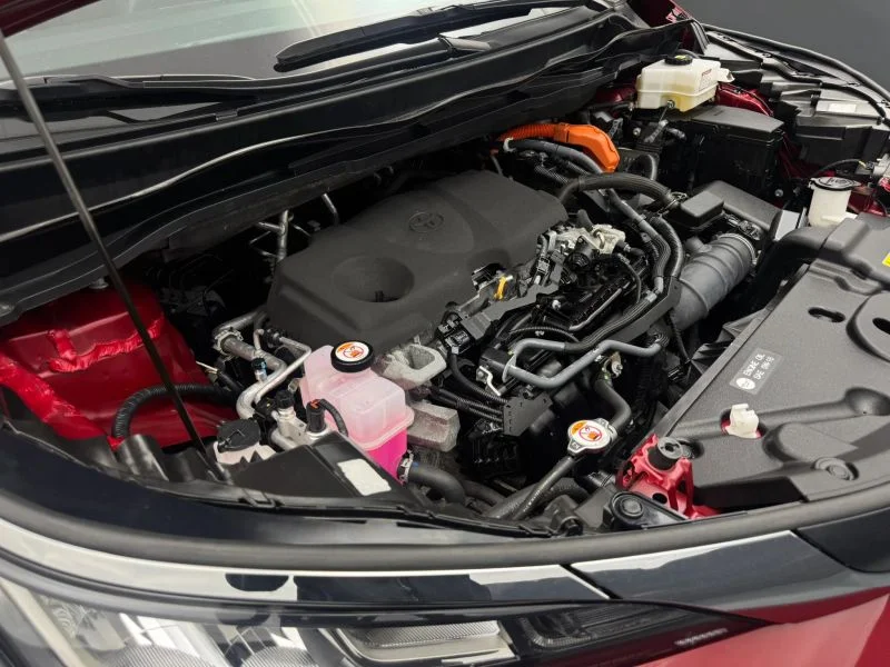 Used 2023  Toyota XLE Minivan 4D image 29